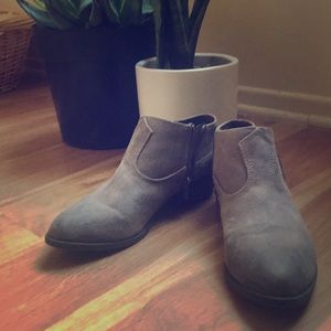 Short boots with fringe